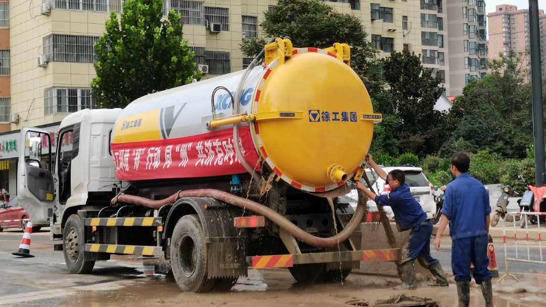 星空tiyu吸污车驰援郑州特大暴雨