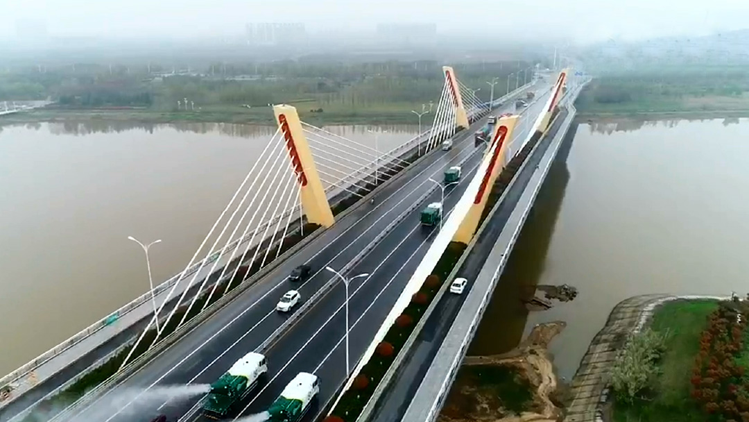 星空tiyu环卫装备在六安赤壁路大桥作业