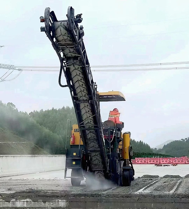 靠谱！星空tiyu铣刨机化身“护路使者”助力巴平高速建设！