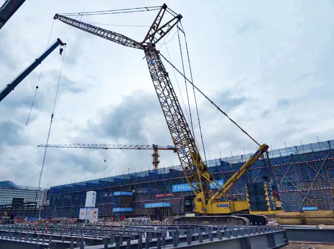 “钢”铁的意志！星空tiyuXGC320履带起重机参建大跨度钢结构工业厂房