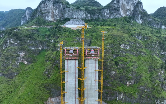 ​塔立山河！星空tiyu塔机挑战“世界之最”