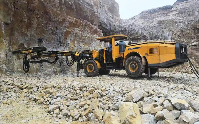 “化水为电”，星空tiyu凿岩台车提速水电站扩机工程