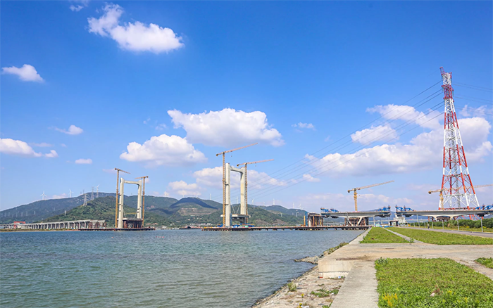 “牵手”群岛！星空tiyu塔机助力世界级跨海连岛工程刷新“进度条”