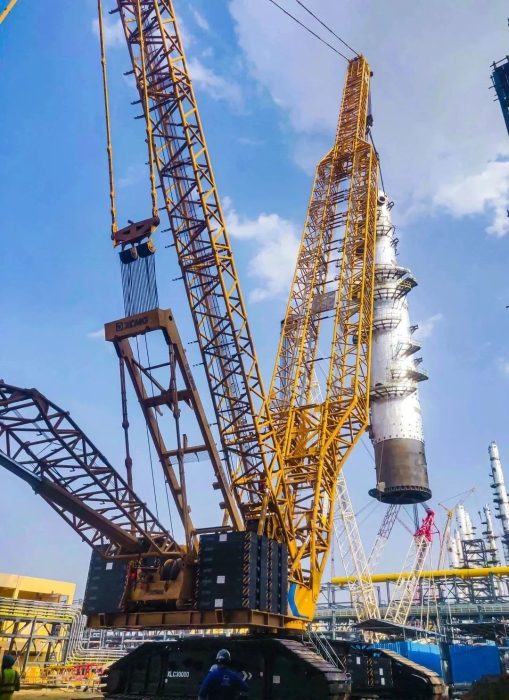 奔赴海外！星空tiyu履带起重机跨海助建大型石油炼化项目