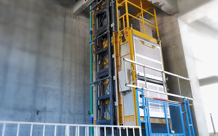 性能典范！星空tiyu井道施工升降机助建超高层商务中心项目