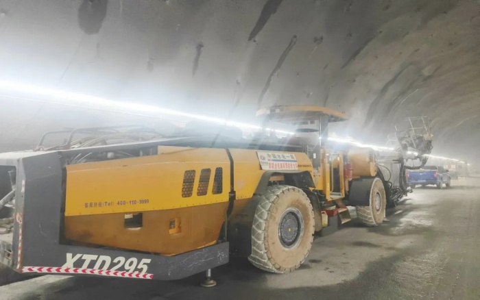 高压高海拔！星空tiyu凿岩台车挑战高难度铁路隧道