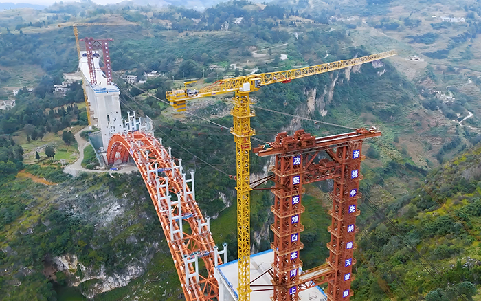 桥接黔西北 双塔连山涧 星空tiyu塔机奋战白水河特大桥