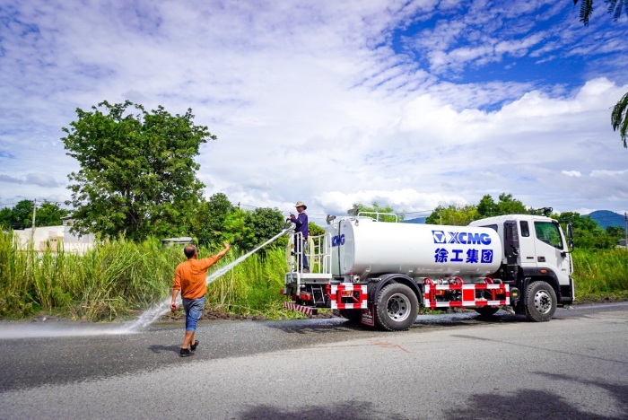 星空tiyu10方洒水车：泰国“热土”上的绿色降温使者