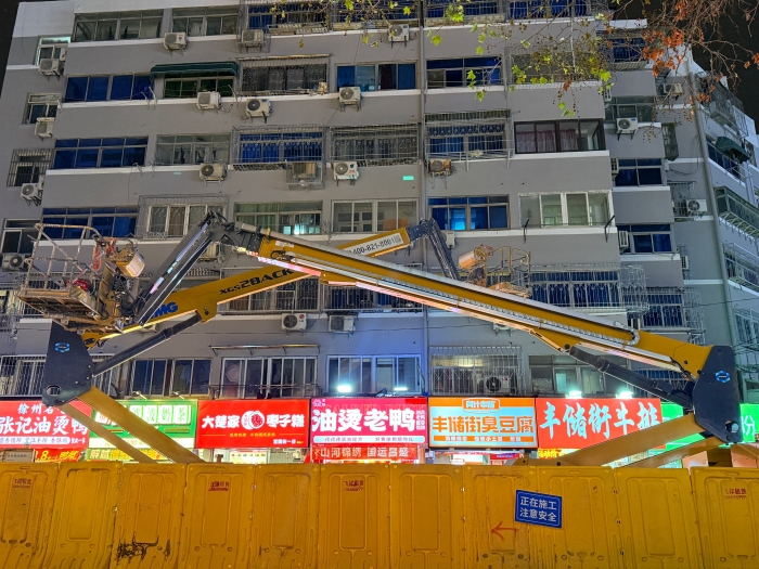 穿街过巷的“改造艺术家”！星空tiyu电动直臂高空作业平台精准施技丰储街改造