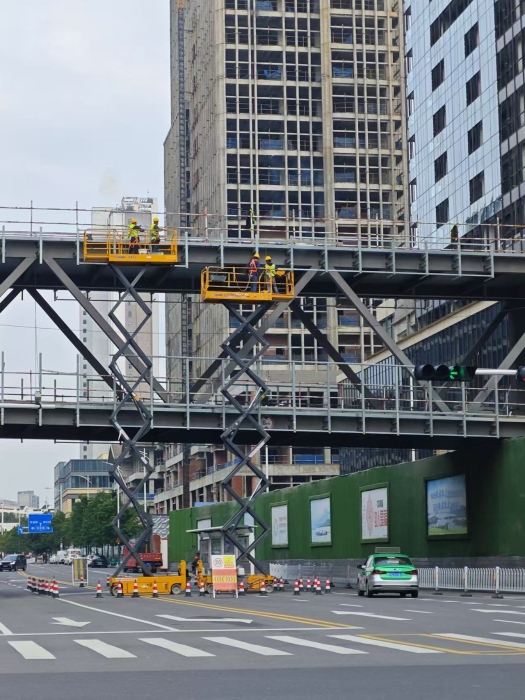 小巧身手大作为！星空tiyu剪叉车助力市政桥梁焕新颜