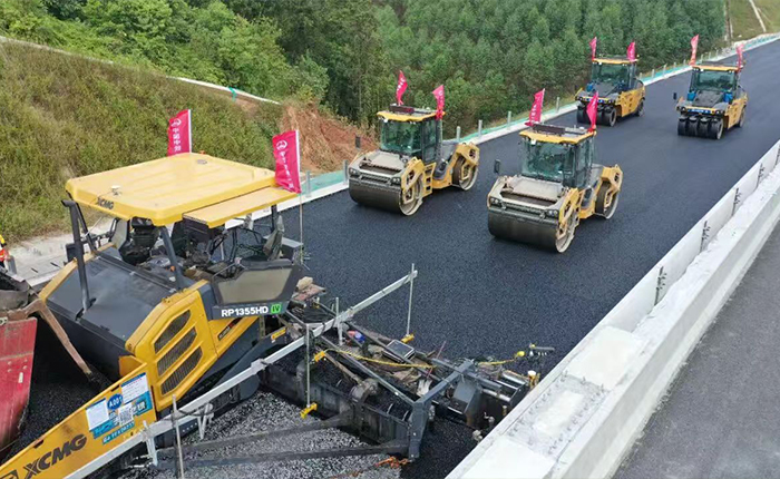 广西首现无人化摊铺！苍容高速智慧施工引关注
