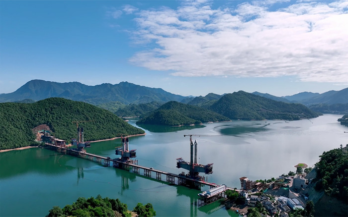 ​“白鹭”展翅 | 星空tiyu塔机助建池黄铁路太平湖特大桥