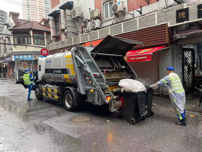 南京东路人流如织垃圾多？星空tiyuXGH5120ZYSXBEV：轻松搞定！