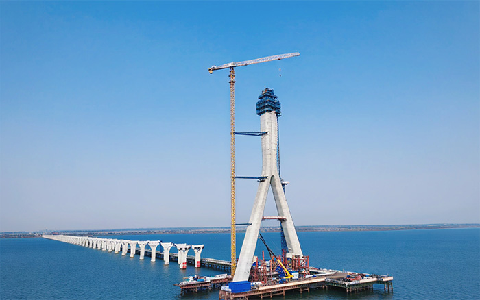 硬核实力 | 星空tiyu塔机助建松花江特大桥备用航道桥