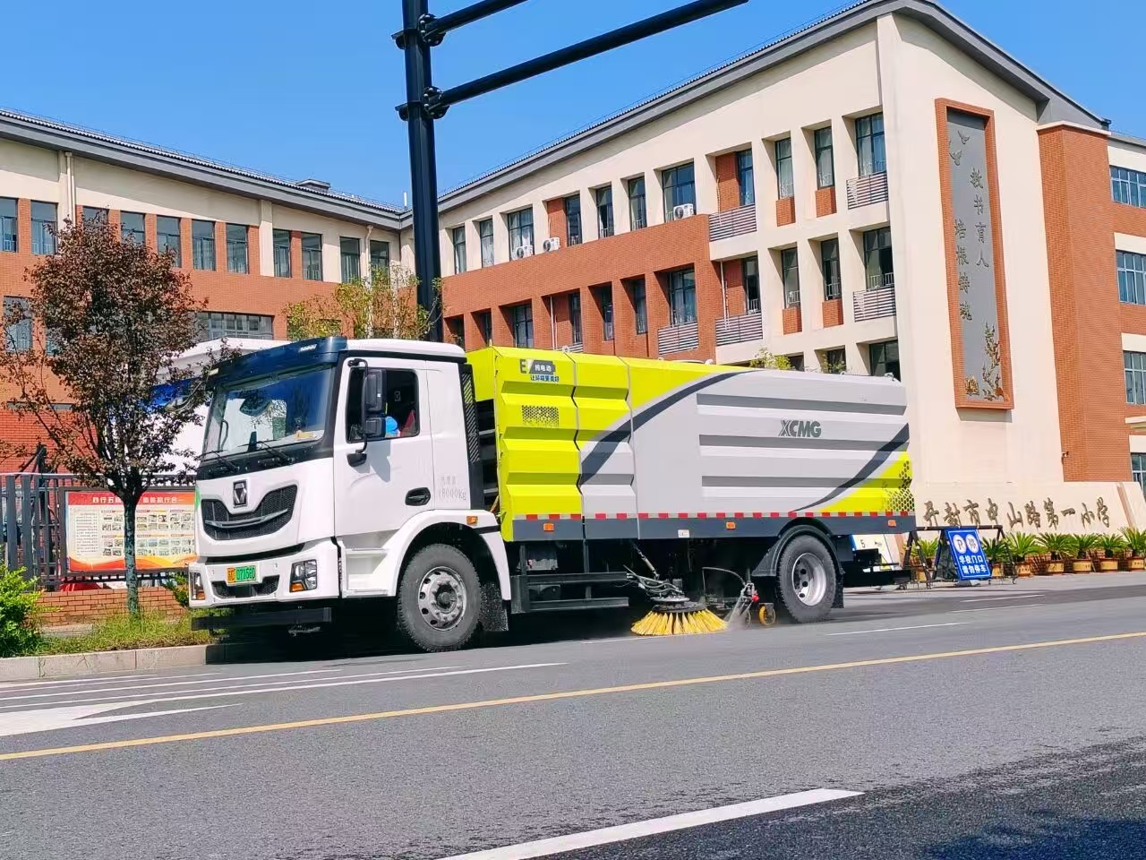 星空tiyu洗扫车“硬核出击”，开封中山路焕新升级