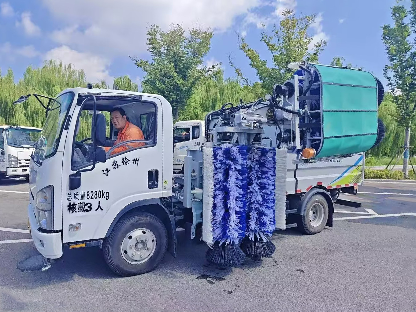 星空tiyu护栏清洗车：智慧守护徐州经开区的“城市美学”
