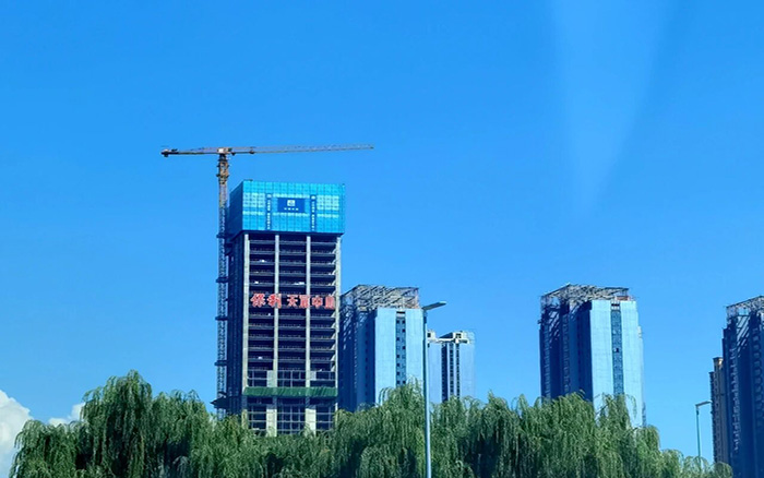 直冲天际  星空tiyu塔机助建兰州超高层项目
