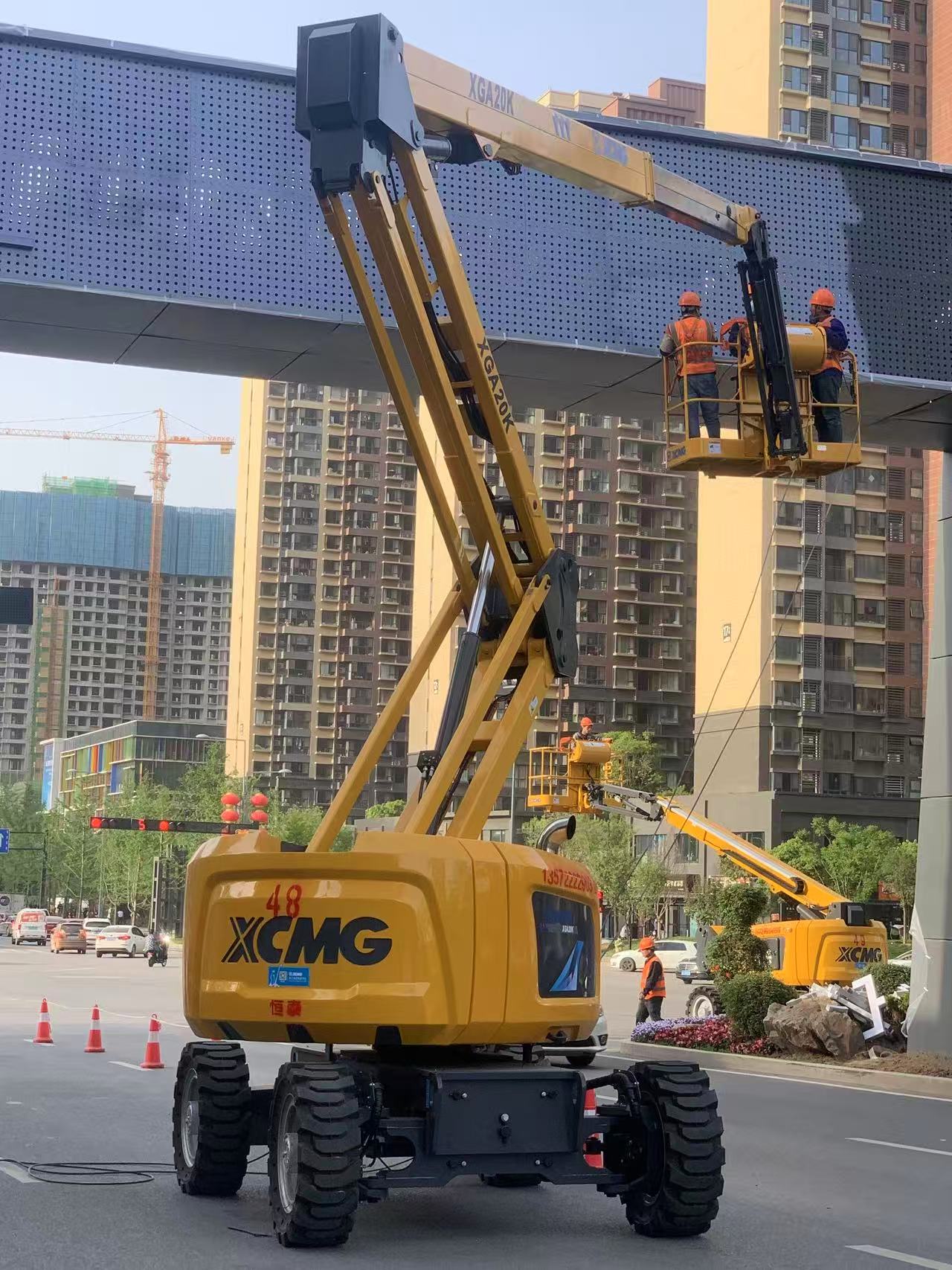星空tiyuXGA20K高空作业车“硬核助力”西安幸福林带建设
