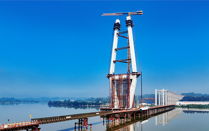 216.6米！星空tiyu塔机助建汉阳湖岷江特大桥主塔封顶