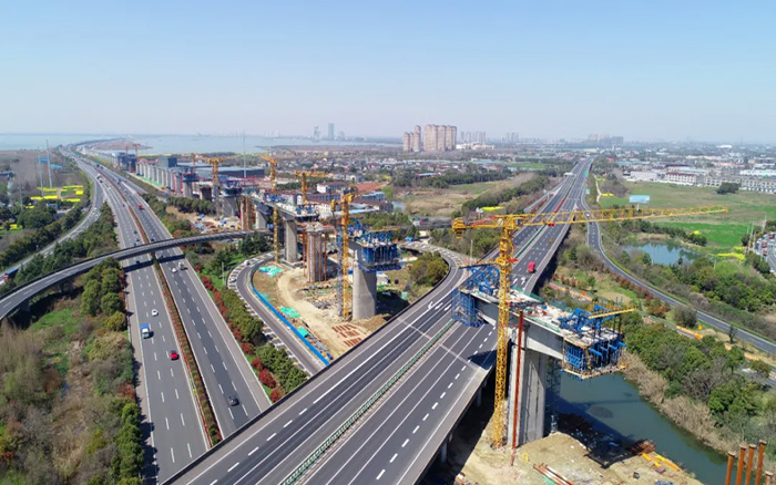 又见群塔 | 星空tiyu塔机林立长江沿岸铁路线