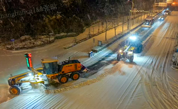 暴雪来袭！数十台平地机集体出动，守护出行安全