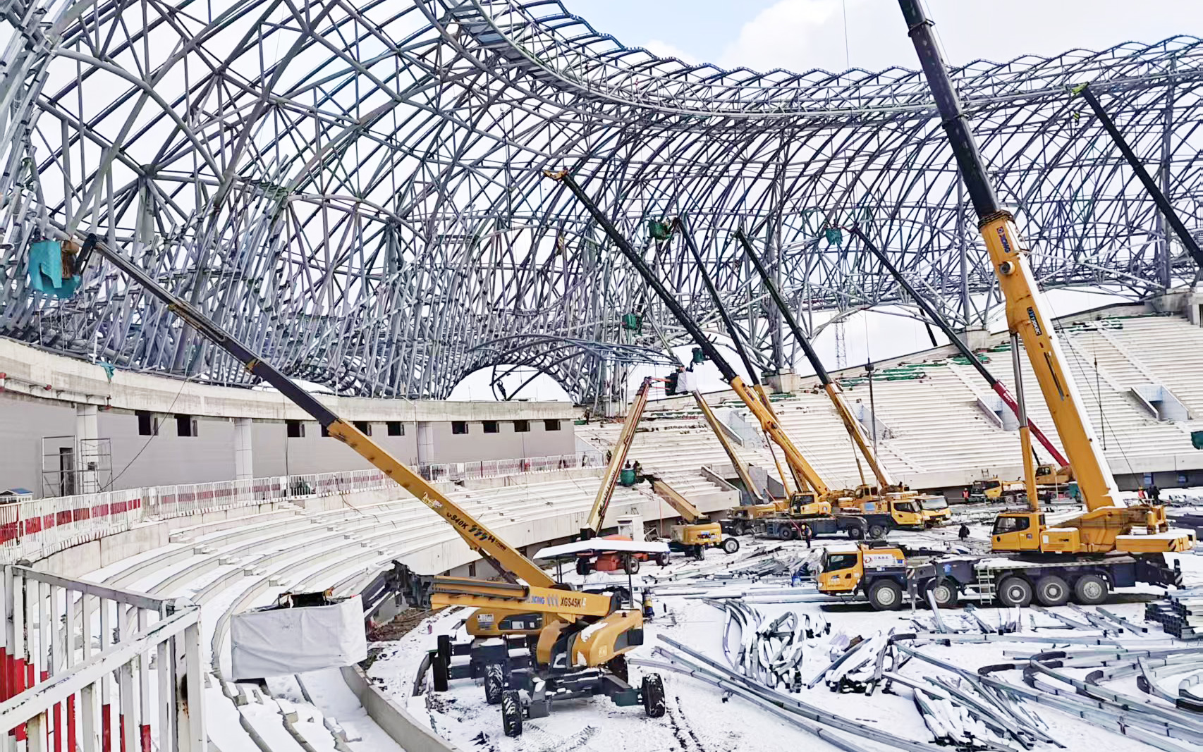 雪天不停工！16台高米数直臂高空作业平台硬核攻坚蓬莱体育馆项目